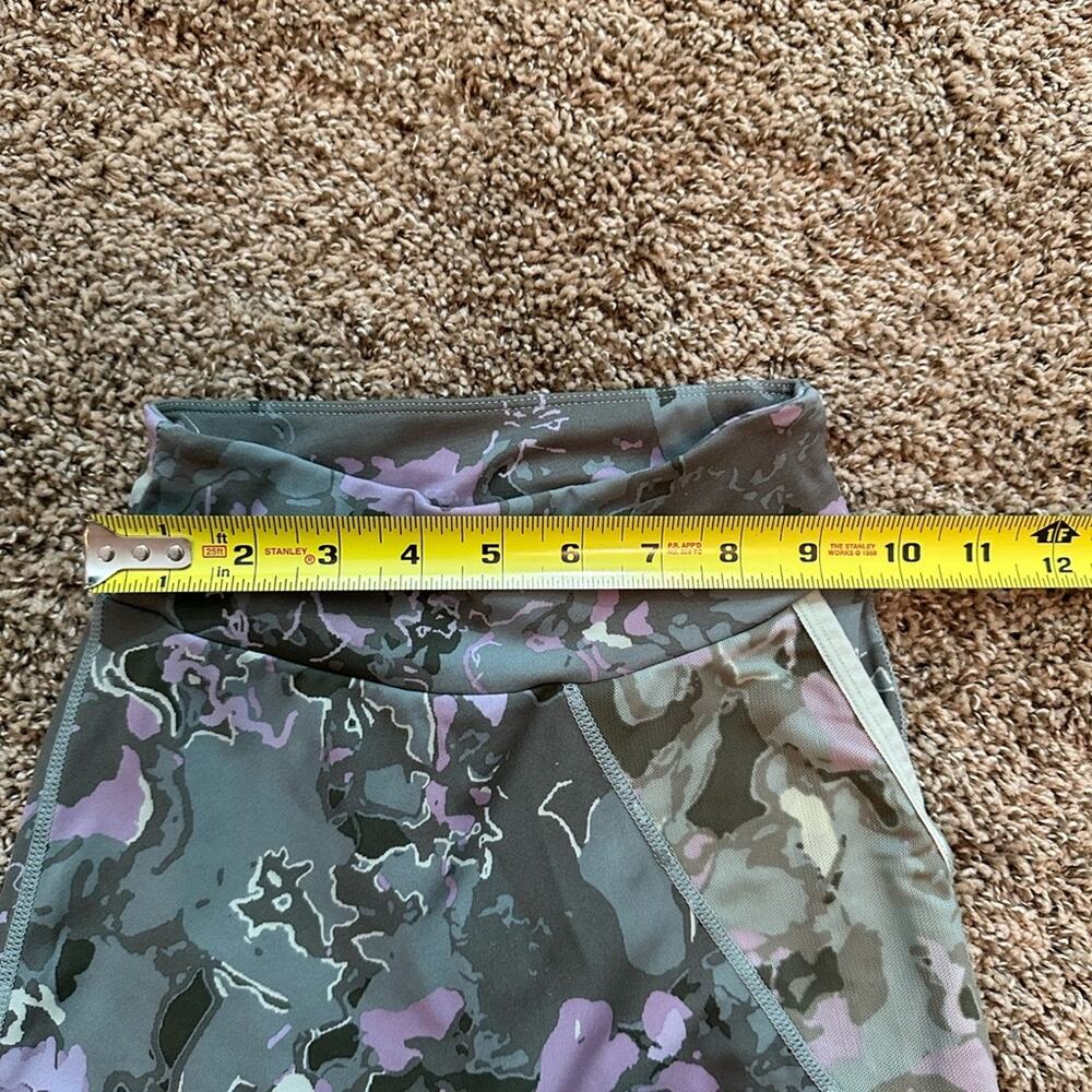 Gymshark Women’s Size Small patterned leggings, (see waist measurements) - Picture 9 of 11